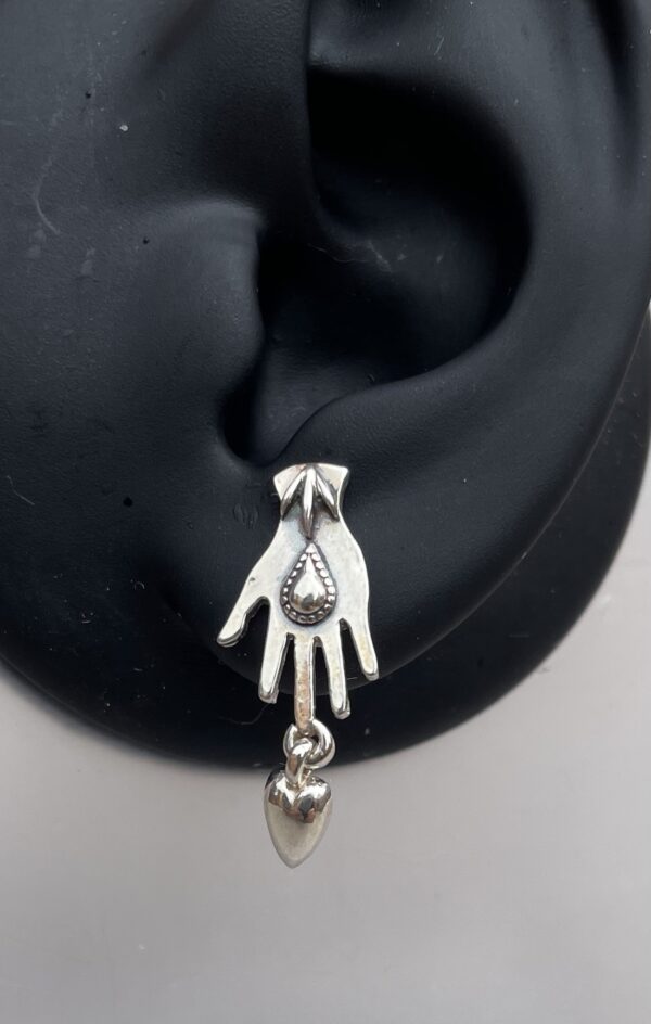Hand stud earring with heart drop - Image 3
