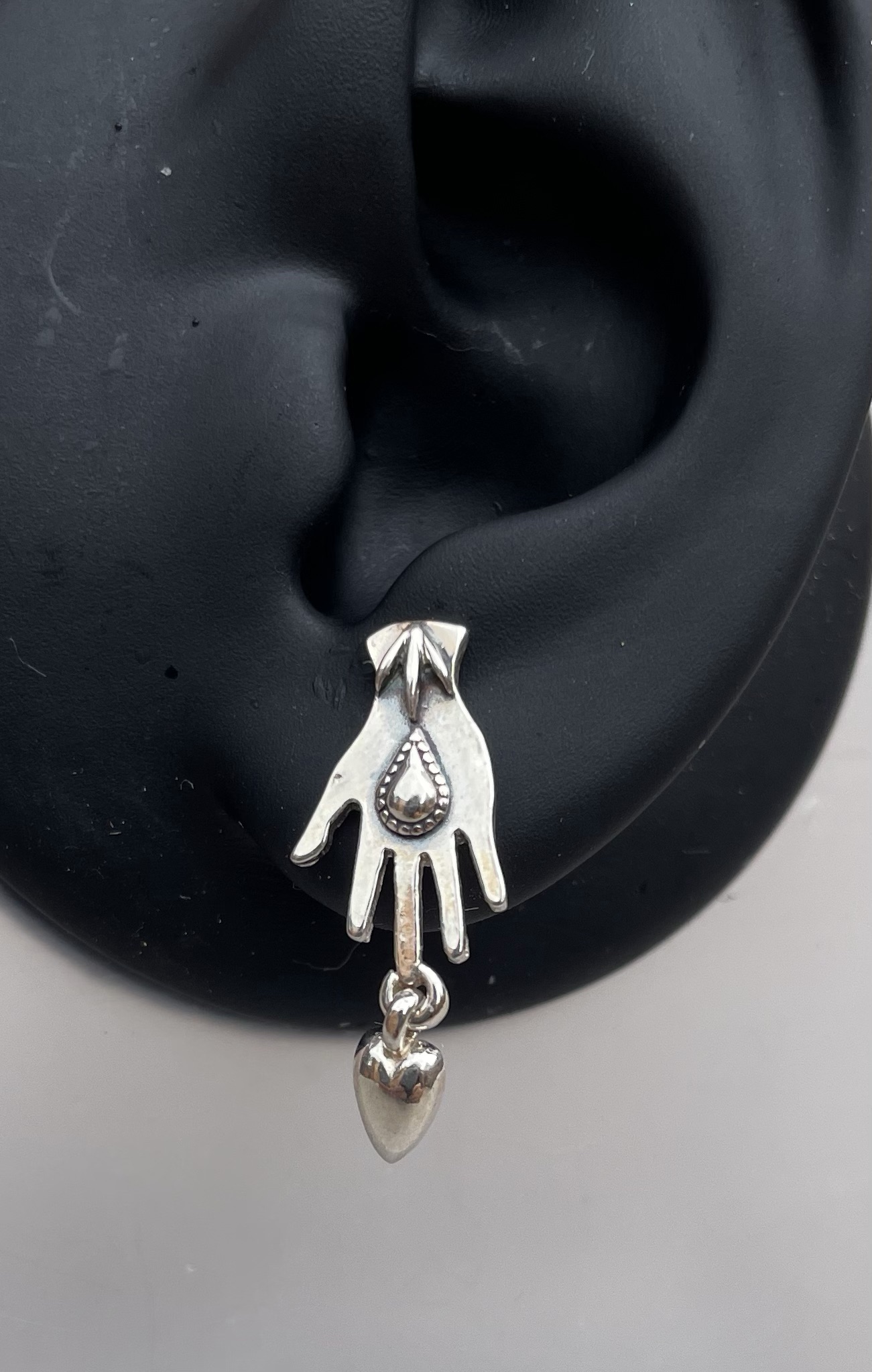 Hand stud earring with heart drop - Image 3