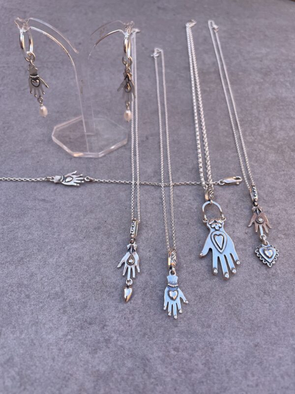Hand and heart pendant - Image 3