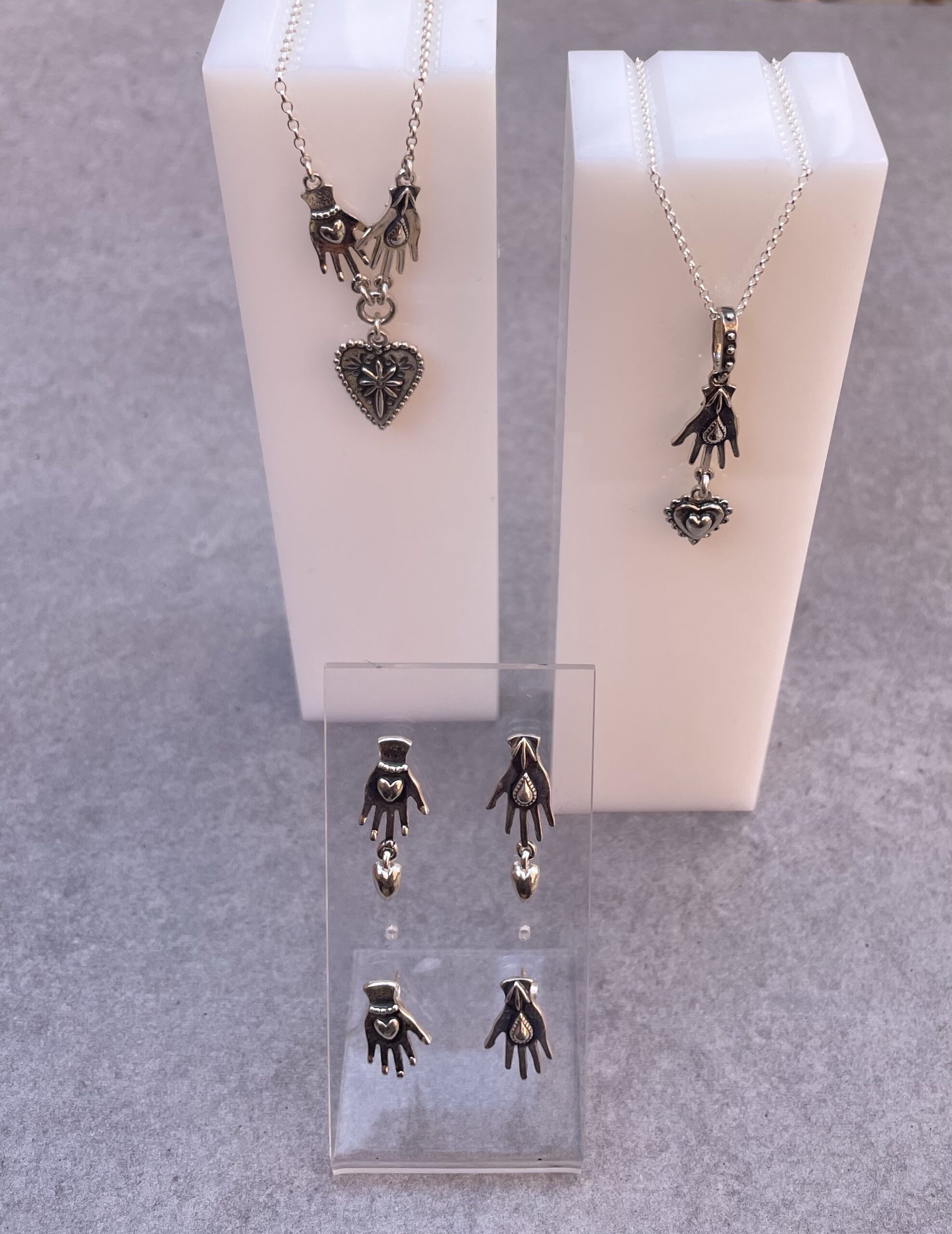 Hand stud earring - Image 2