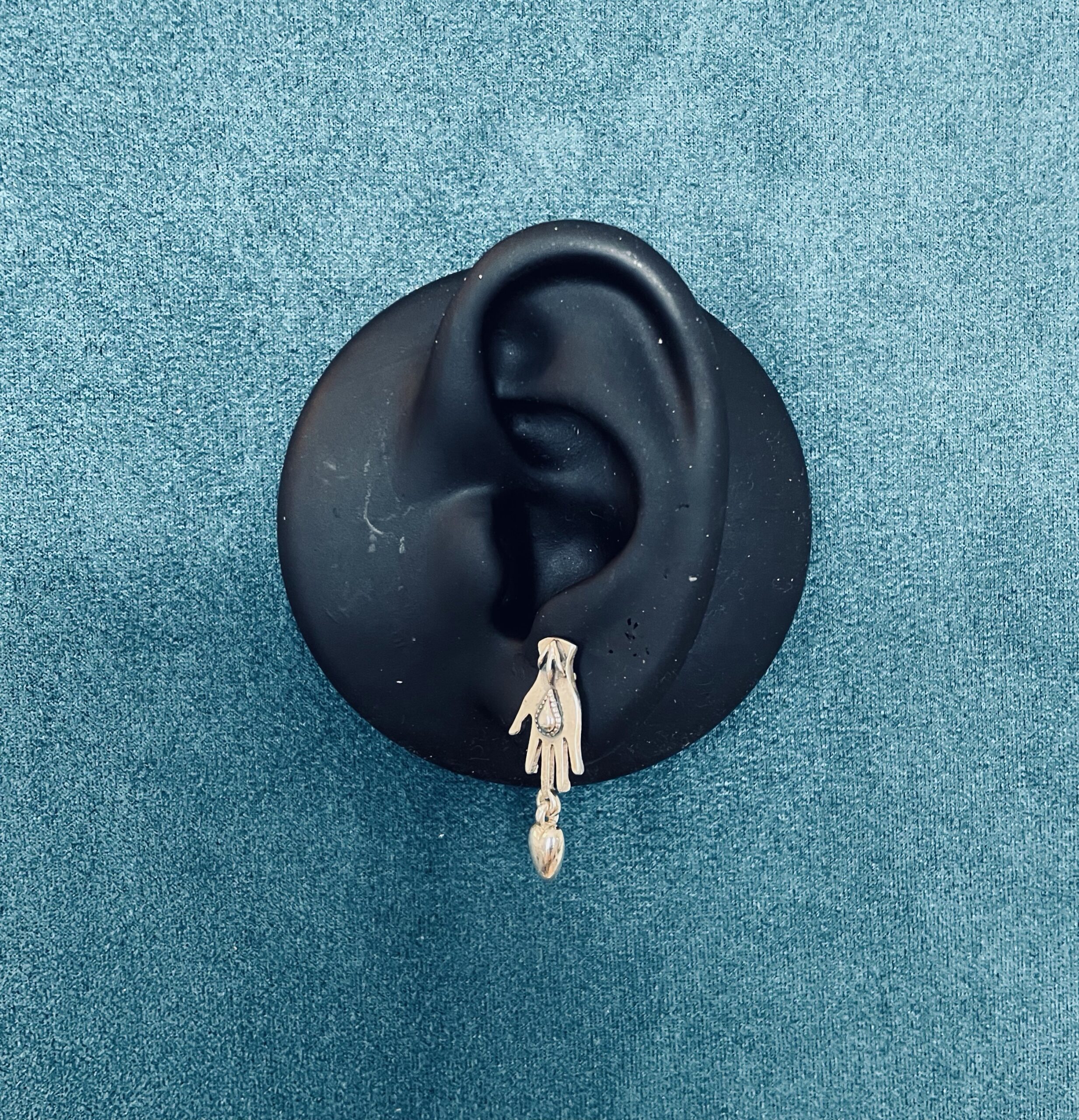 Hand stud earring with heart drop - Image 4