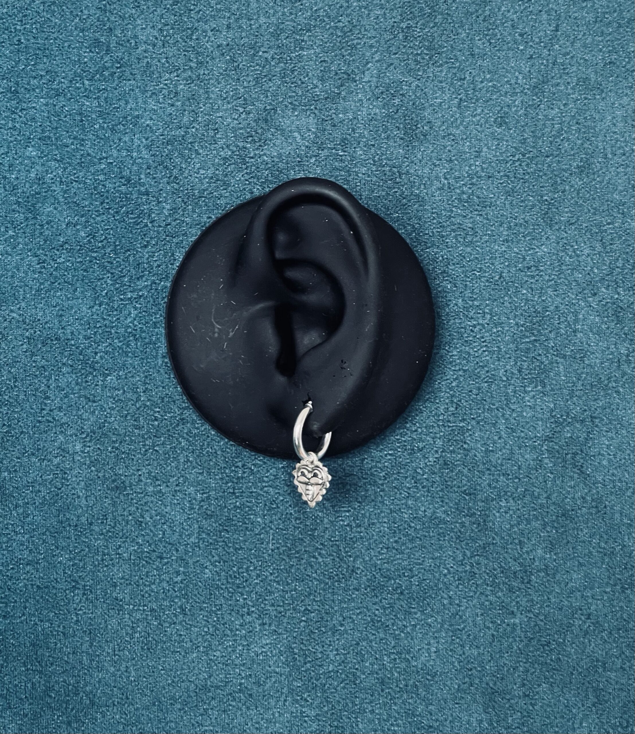 Hand and feather asymmetric drop earrings - Image 4