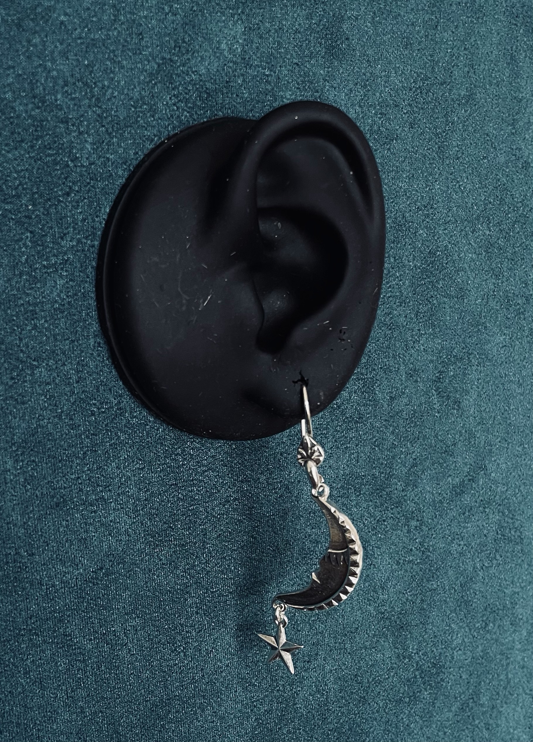 Hand and feather asymmetric drop earrings - Image 10