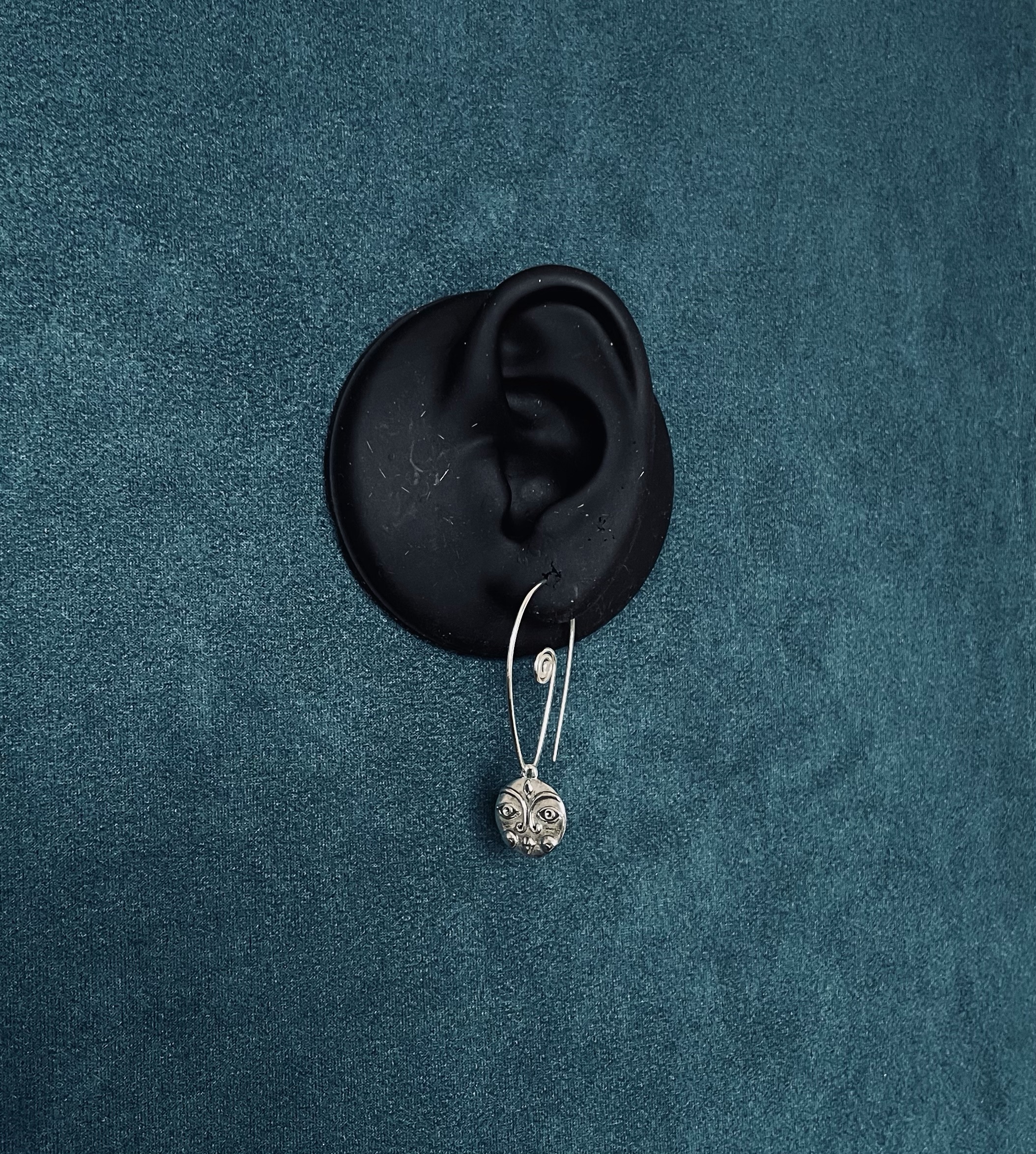 Hand and feather asymmetric drop earrings - Image 9