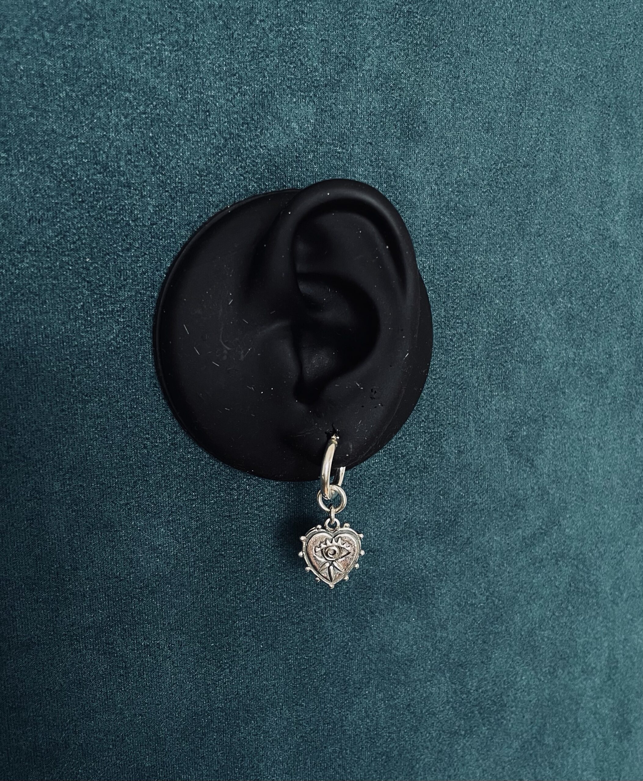 Hand and feather asymmetric drop earrings - Image 8