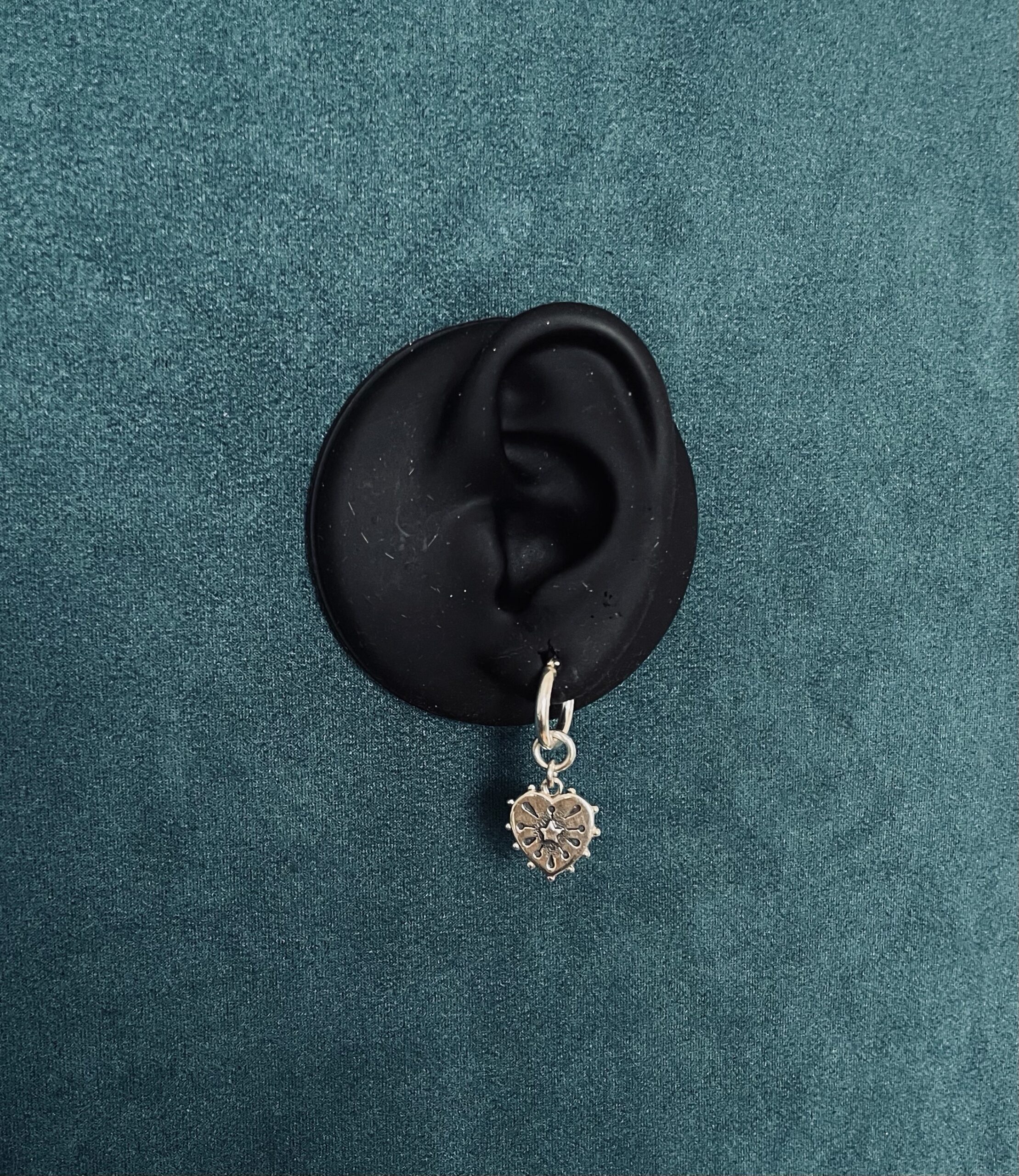 Hand and feather asymmetric drop earrings - Image 7