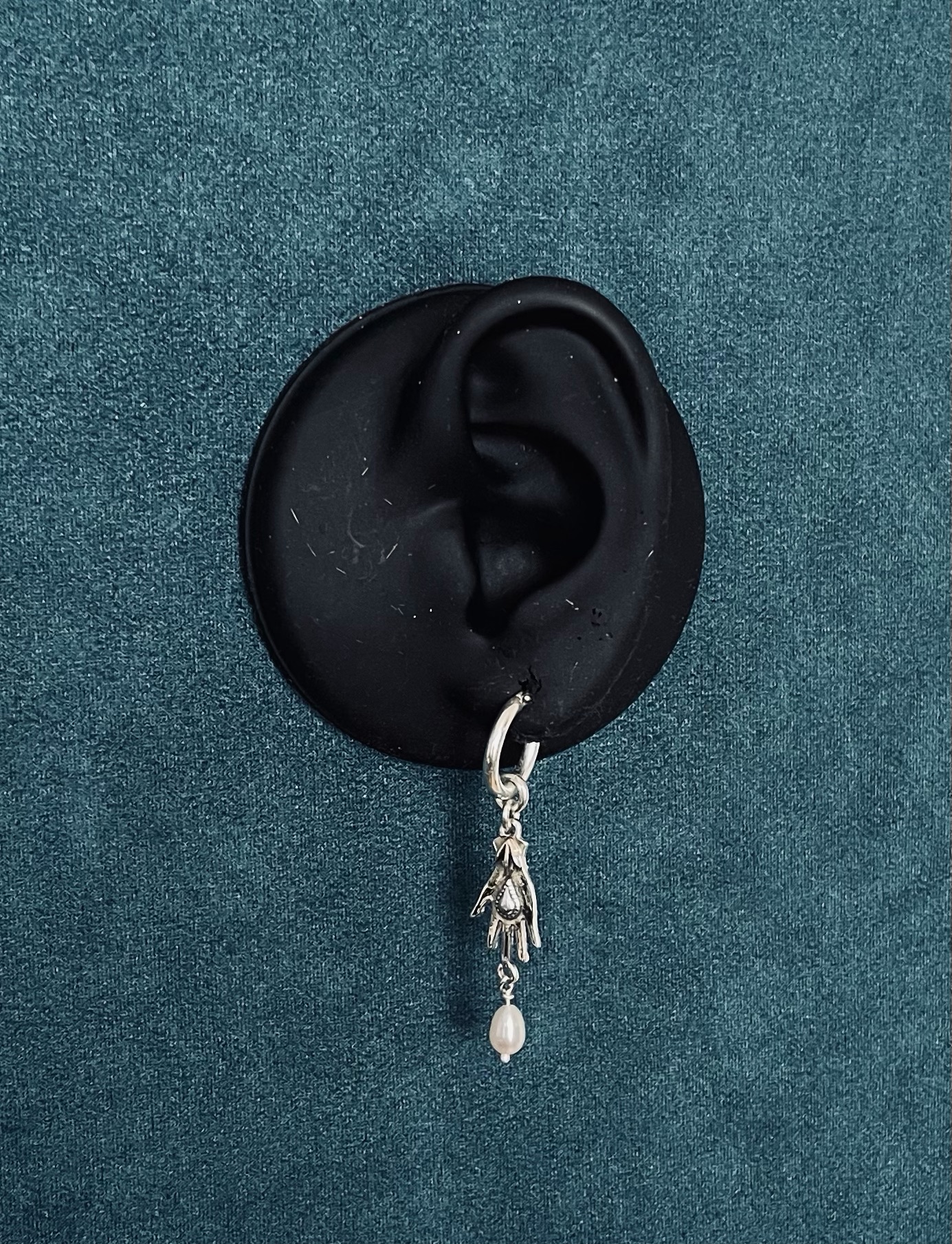 Hand and feather asymmetric drop earrings - Image 12